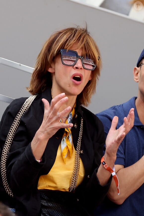 Sophie Marceau - Célébrités dans les tribunes de la finale homme des Internationaux de France de tennis de Roland Garros 2024 à Paris le 9 juin 2024. © Jacovides-Moreau/Bestimage 