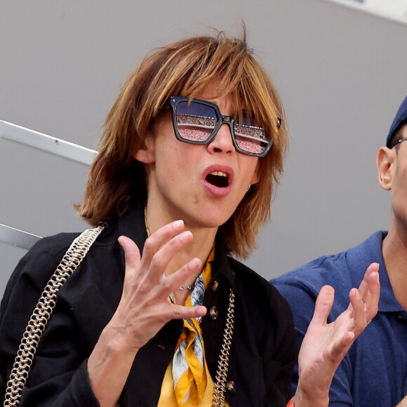 Sophie Marceau - Célébrités dans les tribunes de la finale homme des Internationaux de France de tennis de Roland Garros 2024 à Paris le 9 juin 2024. © Jacovides-Moreau/Bestimage 