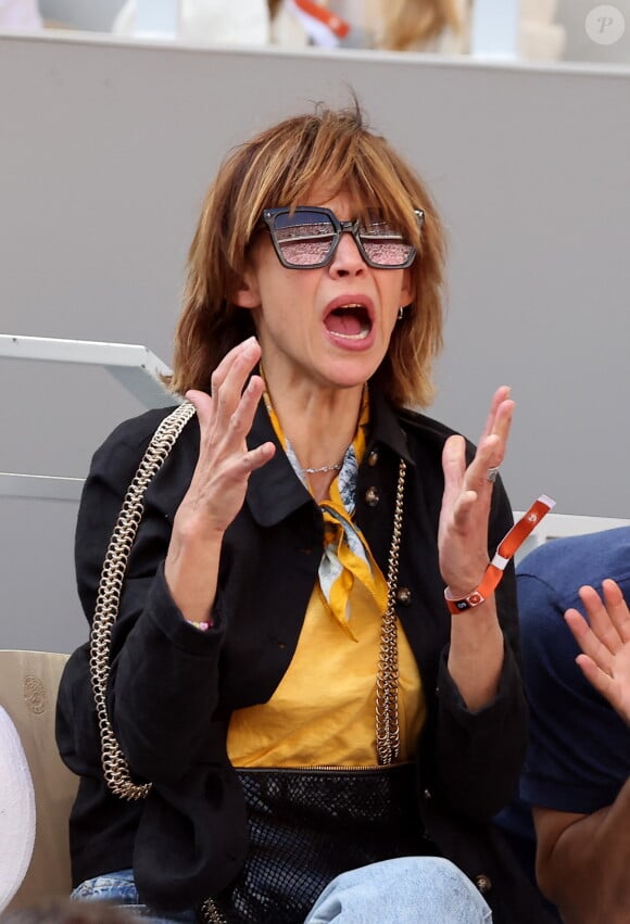 Sophie Marceau - Célébrités dans les tribunes de la finale homme des Internationaux de France de tennis de Roland Garros 2024 à Paris le 9 juin 2024. © Jacovides-Moreau/Bestimage 