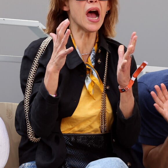 Sophie Marceau - Célébrités dans les tribunes de la finale homme des Internationaux de France de tennis de Roland Garros 2024 à Paris le 9 juin 2024. © Jacovides-Moreau/Bestimage 