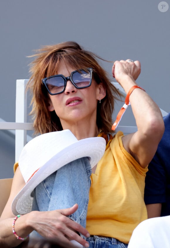 Sophie Marceau - Célébrités dans les tribunes de la finale homme des Internationaux de France de tennis de Roland Garros 2024 à Paris le 9 juin 2024. © Jacovides-Moreau/Bestimage 