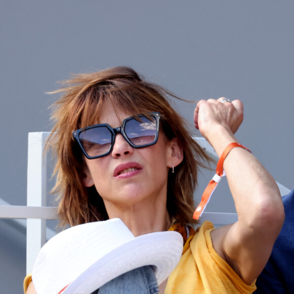 Sophie Marceau - Célébrités dans les tribunes de la finale homme des Internationaux de France de tennis de Roland Garros 2024 à Paris le 9 juin 2024. © Jacovides-Moreau/Bestimage 