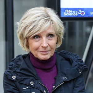 Exclusif - Les coulisses du bulletin météo avec Évelyne Dhéliat pour les 30 ans de la Fête de la Science à la Sorbonne le 9 octobre 2021. © Panoramic / Bestimage  