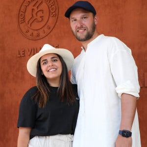 Cinq mois après l'annonce de leur divorce, Inès Reg et Kevin Debonne sont de nouveau réunis.
Inés Reg et son compagnon Kevin Debonne - People au village lors des Internationaux de France de Tennis de Roland Garros à Paris. © Dominique Jacovides / Bestimage