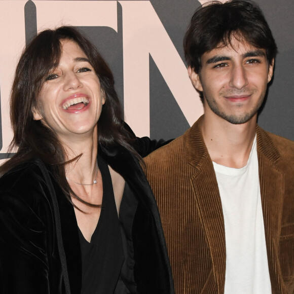 Ben Attal, fils de Charlotte Gainsbourg et Yvan Attal, s'est rendu à l'autre bout du monde
Ben Attal sa mère Charlotte Gainsbourg - Avant-première du film "Mon chien stupide" au cinéma UGC Normandie à Paris. © Coadic Guirec/Bestimage 