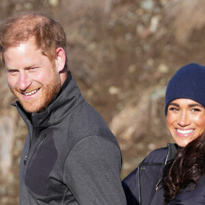 Le prince Harry fait du skeleton sous les yeux de Meghan Markle lors d'une visite au camp d'entrainement des athlètes des Invictus Games 2024 à Whistler en Colombie Britannique le 15 février 2024.