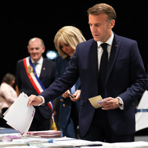 Alors que les prochaines élections législatives sont sur toutes les lèvres, Emmanuel Macron va s'envoler dans la région des Pouilles en Italie pour participer au nouveau G7.
Brigitte Macron et son mari Emmanuel Macron - Le président français et la Première dame au bureau de vote du Touquet, pour les élections européennes. Le 9 juin 2024 © Stéphane Lemouton / Bestimage 