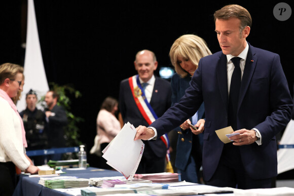 Alors que les prochaines élections législatives sont sur toutes les lèvres, Emmanuel Macron va s'envoler dans la région des Pouilles en Italie pour participer au nouveau G7.
Brigitte Macron et son mari Emmanuel Macron - Le président français et la Première dame au bureau de vote du Touquet, pour les élections européennes. Le 9 juin 2024 © Stéphane Lemouton / Bestimage 