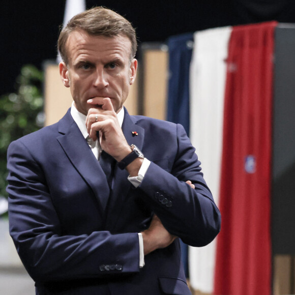 Emmanuel Macron - Le président français et la Première dame au bureau de vote du Touquet, pour les élections européennes. Le 9 juin 2024 © Stéphane Lemouton / Bestimage 