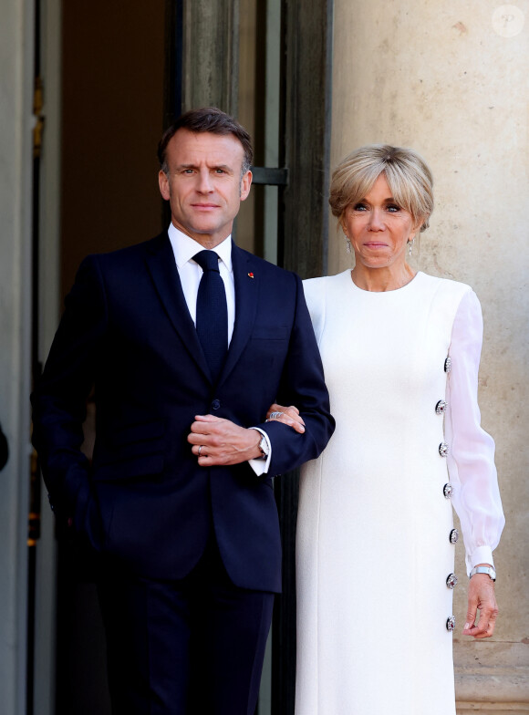 En effet, l'ancienne enseignante va se rendre sur deux campus aujourd'hui et demain : à LIVE Valence et Live Marseille.
Emmanuel Macron et sa femme Brigitte - Dîner d'état en l'honneur du président des Etats-Unis et sa femme au palais de l'Elysée à Paris, à l'occasion de leur visite officielle en France. Le 8 juin 2024 © Jacovides-Moreau / Bestimage 