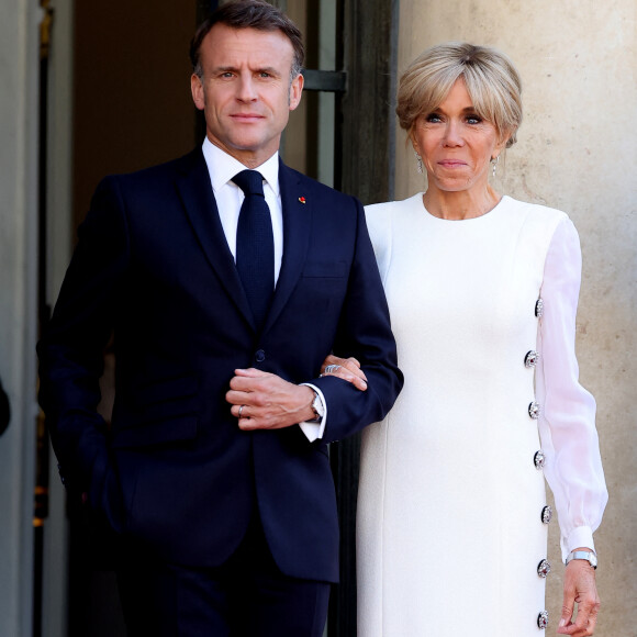 En effet, l'ancienne enseignante va se rendre sur deux campus aujourd'hui et demain : à LIVE Valence et Live Marseille.
Emmanuel Macron et sa femme Brigitte - Dîner d'état en l'honneur du président des Etats-Unis et sa femme au palais de l'Elysée à Paris, à l'occasion de leur visite officielle en France. Le 8 juin 2024 © Jacovides-Moreau / Bestimage 