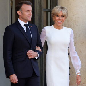 Au quotidien, Emmanuel et Brigitte Macron sont indissociables !
Emmanuel Macron et sa femme Brigitte - Dîner d'état en l'honneur du président des Etats-Unis et sa femme au palais de l'Elysée à Paris, à l'occasion de leur visite officielle en France © Jacovides-Moreau / Bestimage 