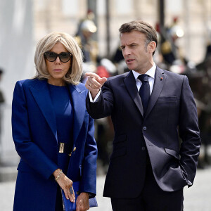 Si habituellement son épouse est à ses côtés, cette fois-ci, elle brillera par son absence comme l'ont révélé nos confrères de "Gala".
Emmanuel Macron et sa femme Brigitte - Cérémonie à l'Arc de Triomphe à Paris, à l'occasion du voyage officiel du président des Etats-Unis en France. Le 8 juin 2024 © Jeanne Accorsini / Pool / Bestimage 