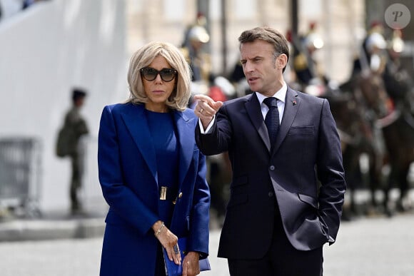 Si habituellement son épouse est à ses côtés, cette fois-ci, elle brillera par son absence comme l'ont révélé nos confrères de "Gala".
Emmanuel Macron et sa femme Brigitte - Cérémonie à l'Arc de Triomphe à Paris, à l'occasion du voyage officiel du président des Etats-Unis en France. Le 8 juin 2024 © Jeanne Accorsini / Pool / Bestimage 