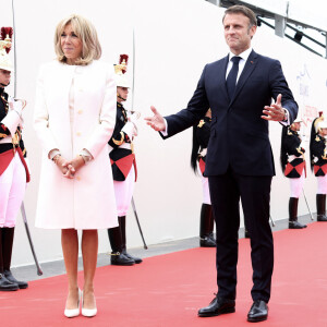 Le président français Emmanuel Macron et la première dame, Brigitte Macron accueillent les personnalités invités lors de la cérémonie internationale du 80ème anniversaire du débarquement à Omaha Beach, le 6 juin 2024. © Stéphane Lemouton / Bestimage 