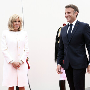 Le président français Emmanuel Macron et la première dame, Brigitte Macron accueillent les personnalités invités lors de la cérémonie internationale du 80ème anniversaire du débarquement à Omaha Beach, le 6 juin 2024. © Stéphane Lemouton / Bestimage 