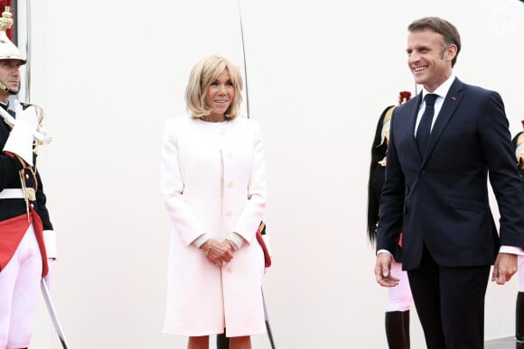 Le président français Emmanuel Macron et la première dame, Brigitte Macron accueillent les personnalités invités lors de la cérémonie internationale du 80ème anniversaire du débarquement à Omaha Beach, le 6 juin 2024. © Stéphane Lemouton / Bestimage 