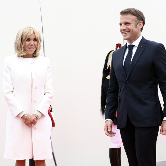 Le président français Emmanuel Macron et la première dame, Brigitte Macron accueillent les personnalités invités lors de la cérémonie internationale du 80ème anniversaire du débarquement à Omaha Beach, le 6 juin 2024. © Stéphane Lemouton / Bestimage 