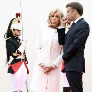 Le président français Emmanuel Macron et la première dame, Brigitte Macron accueillent les personnalités invités lors de la cérémonie internationale du 80ème anniversaire du débarquement à Omaha Beach, le 6 juin 2024. © Stéphane Lemouton / Bestimage 