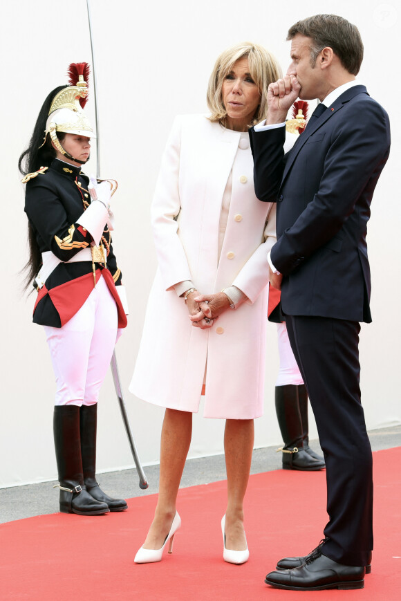 Le président français Emmanuel Macron et la première dame, Brigitte Macron accueillent les personnalités invités lors de la cérémonie internationale du 80ème anniversaire du débarquement à Omaha Beach, le 6 juin 2024. © Stéphane Lemouton / Bestimage 