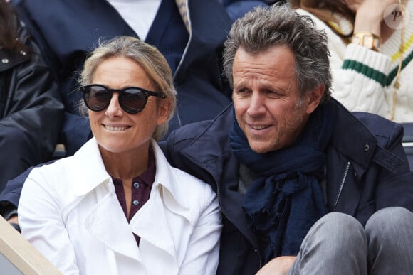 Anne-Sophie Lapix et son mari Richard Sadoun dans les tribunes au même moment dans les tribunes des Internationaux de France de tennis de Roland Garros 2024 à Paris, France, le 2 juin 2024. © Jacovides-Moreau/Bestimage