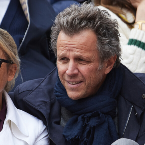 Anne-Sophie Lapix et son mari Richard Sadoun dans les tribunes au même moment dans les tribunes des Internationaux de France de tennis de Roland Garros 2024 à Paris, France, le 2 juin 2024. © Jacovides-Moreau/Bestimage