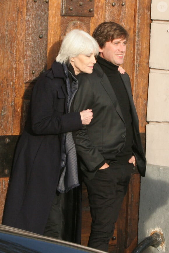 Exclusif - Françoise Hardy et son fils Thomas Dutronc se baladent le long des quais de l'Île Saint-Louis à Paris, France, le 2 novembre 2016.