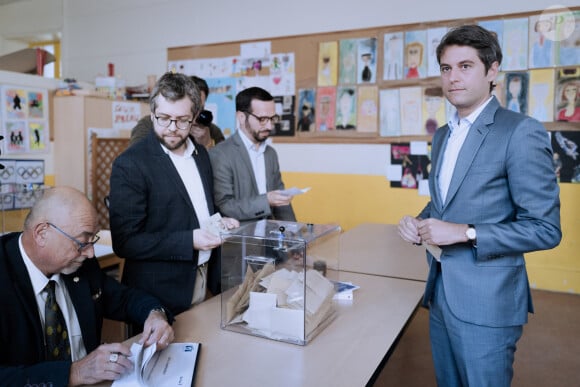 Le premier ministre, Gabriel Attal vote pour les élections européennes à l’école élémentaire Gambetta à Vanves le 9 juin 2024. © Mathilde Mazars/pool/Bestimage 