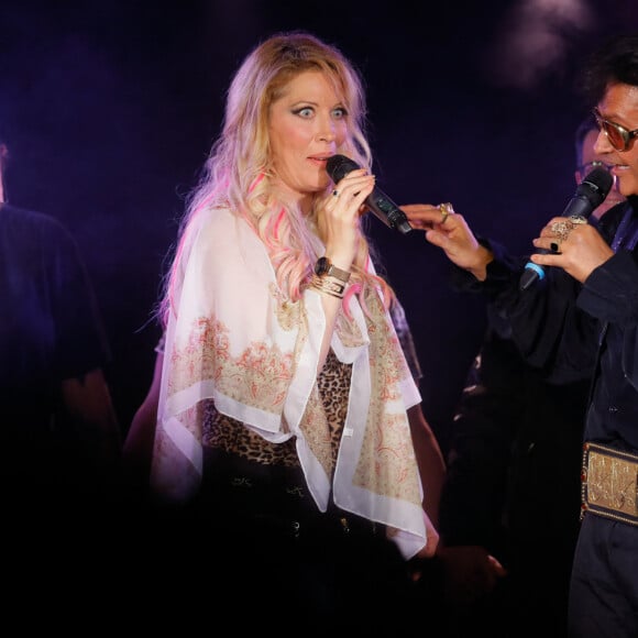 Exclusif - Loana (Loana Petrucciani), Eric Prayer (sosie d'Elvis Presley) - Concert de Eryl Prayer (sosie d'Elvis Presley) lors de la tournée "Elvis Tour intimiste" avec la participation de Loana au bateau théâtre "Le Nez Rouge" à Paris, le 26 juin 2021. © Christophe Clovis / Bestimage