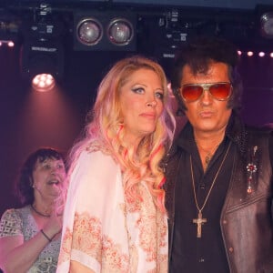 Tant d'événements qui ont poussé ses proches et notamment son ami Eryl Prayer à la pousser à se soigner.
Exclusif - Loana (Loana Petrucciani), Eric Prayer (sosie d'Elvis Presley) - Concert de Eryl Prayer (sosie d'Elvis Presley) lors de la tournée "Elvis Tour intimiste" avec la participation de Loana au bateau théâtre "Le Nez Rouge" à Paris, le 26 juin 2021. © Christophe Clovis / Bestimage