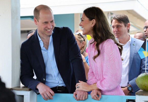 En réalité, ils ne sont pas censés se toucher...Le duc et la duchesse de Cambridge lors d'une visite à Fish Fry à Abaco, un lieu de rencontre culinaire traditionnel des Bahamas que l'on retrouve sur toutes les îles du pays, au huitième jour de leur tournée dans les Caraïbes au nom de la Reine pour marquer son jubilé de platine. Vendredi 25 mars 2022. Photo par Chris Jackson/PA Wire/ABACAPRESS.COM