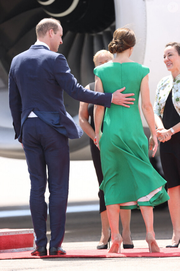 Le Prince William et Kate Middleton, le Duc & ; la Duchesse de Cambridge, quittant l'aéroport de Kingston en Jamaïque en route pour les Bahamas au sixième jour de leur tournée royale dans les Caraïbes. Kingston, Jamaïque, 24 mars 2022. Photo de Stephen Lock/i-Images/ABACAPRESS.COM