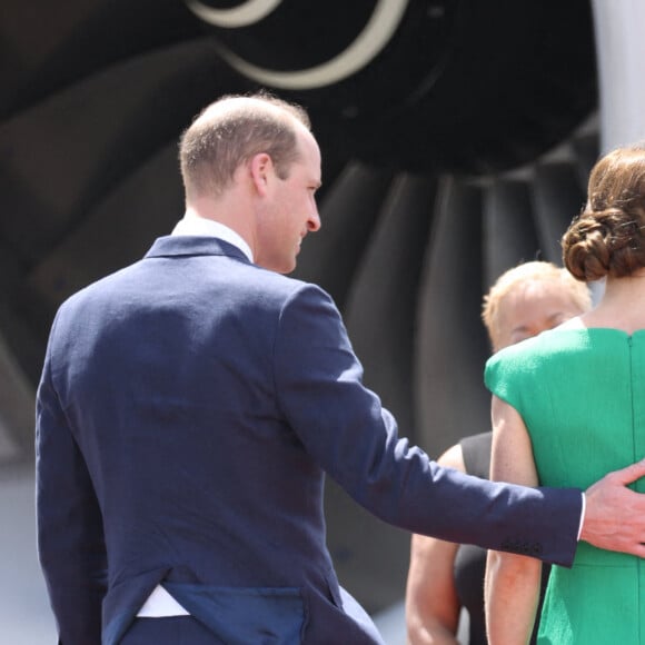 Le Prince William et Kate Middleton, le Duc & ; la Duchesse de Cambridge, quittant l'aéroport de Kingston en Jamaïque en route pour les Bahamas au sixième jour de leur tournée royale dans les Caraïbes. Kingston, Jamaïque, 24 mars 2022. Photo de Stephen Lock/i-Images/ABACAPRESS.COM