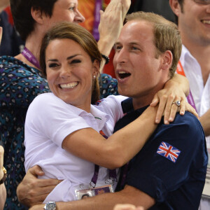 En théorie les démonstrations d'affection publiques sont interdites entre William et Kate... Mais la pratique est parfois très différente.
Le duc William et la duchesse Catherine de Cambridge assistent à la course cycliste lors de la sixième journée des Jeux olympiques au Vélodrome de Londres, Royaume-Uni. Photo par Gouhier-Guibbaud-JMP/ABACAPRESS.COM