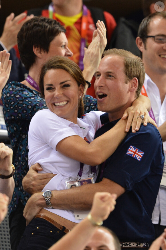 En théorie les démonstrations d'affection publiques sont interdites entre William et Kate... Mais la pratique est parfois très différente.
Le duc William et la duchesse Catherine de Cambridge assistent à la course cycliste lors de la sixième journée des Jeux olympiques au Vélodrome de Londres, Royaume-Uni. Photo par Gouhier-Guibbaud-JMP/ABACAPRESS.COM