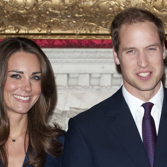 Le prince William et Kate Middleton, lors d'une séance de photos dans les appartements d'État du palais St James, à Londres, à l'occasion de leurs fiançailles, à Londres, Royaume-Uni, le 16 novembre 2010. Photo par Arrow Press/PA Photos/ABACAPRESS.COM