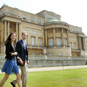 Le duc et la duchesse de Cambridge quittent main dans la main le palais de Buckingham à Londres le lendemain de leur mariage, le 30 avril 2011. Le prince William et Kate Middleton. Photo par John Stillwell/PA Photos/ABACAPRESS.COM