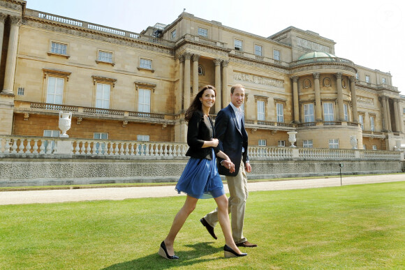 Le duc et la duchesse de Cambridge quittent main dans la main le palais de Buckingham à Londres le lendemain de leur mariage, le 30 avril 2011. Le prince William et Kate Middleton. Photo par John Stillwell/PA Photos/ABACAPRESS.COM