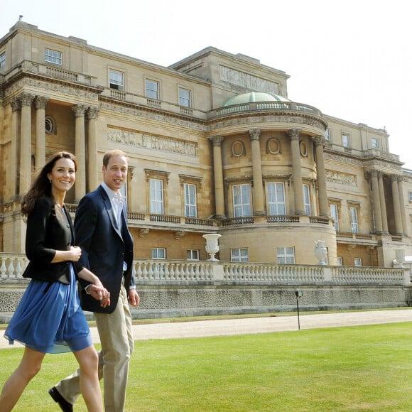 Le duc et la duchesse de Cambridge quittent main dans la main le palais de Buckingham à Londres le lendemain de leur mariage, le 30 avril 2011. Le prince William et Kate Middleton. Photo par John Stillwell/PA Photos/ABACAPRESS.COM