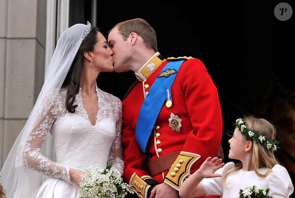 Evidemment, pour leur mariage, ils ont pu faire une exception...
Le prince William et son épouse Kate Middleton, qui a reçu le titre de duchesse de Cambridge, s'embrassent sur le balcon du palais de Buckingham, à Londres, après leur mariage à l'abbaye de Westminster. Le mariage royal à Londres, Royaume-Uni, le 29 avril 2011. Photo par John Stillwell/PA Photos/ABACAPRESS.COM