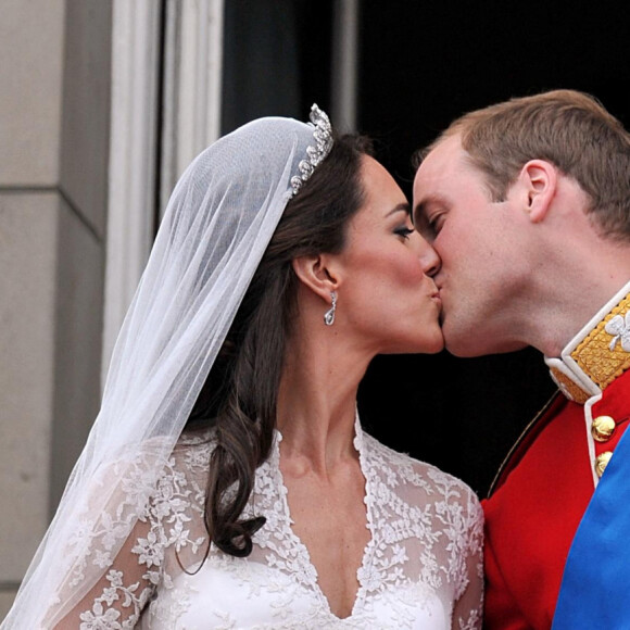 Evidemment, pour leur mariage, ils ont pu faire une exception...
Le prince William et son épouse Kate Middleton, qui a reçu le titre de duchesse de Cambridge, s'embrassent sur le balcon du palais de Buckingham, à Londres, après leur mariage à l'abbaye de Westminster. Le mariage royal à Londres, Royaume-Uni, le 29 avril 2011. Photo par John Stillwell/PA Photos/ABACAPRESS.COM