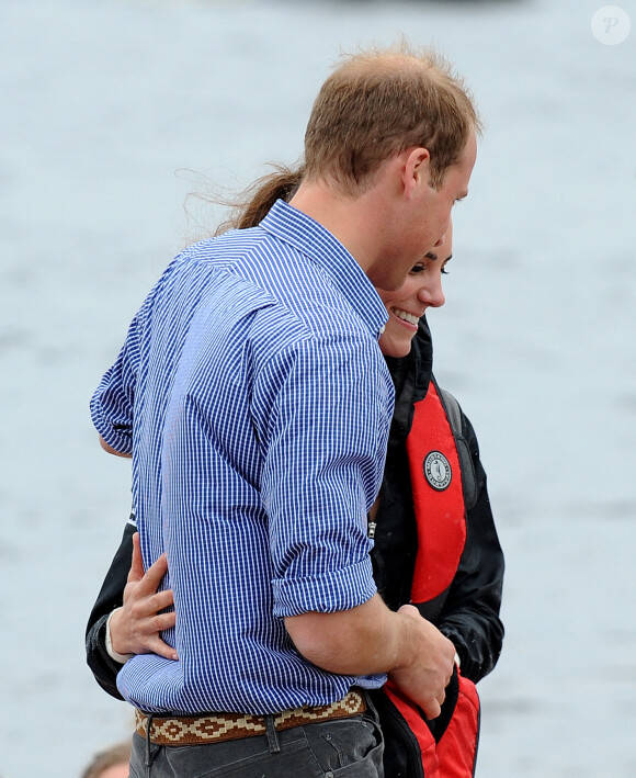 Le Prince William, Duc de Cambridge et Catherine, Duchesse de Cambridge arrivent sur la rive après avoir traversé le lac Dalvay en bateau dragon. Le 4 juillet 2011 à Charlottetown, Île-du-Prince-Édouard, Canada, le 4 juillet 2011. Le couple royal nouvellement marié est au cinquième jour de leur première tournée commune à l'étranger. Photo par Douliery-Hahn/ABACAPRESS.COM