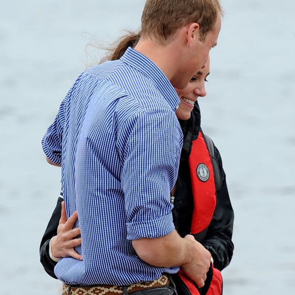 Le Prince William, Duc de Cambridge et Catherine, Duchesse de Cambridge arrivent sur la rive après avoir traversé le lac Dalvay en bateau dragon. Le 4 juillet 2011 à Charlottetown, Île-du-Prince-Édouard, Canada, le 4 juillet 2011. Le couple royal nouvellement marié est au cinquième jour de leur première tournée commune à l'étranger. Photo par Douliery-Hahn/ABACAPRESS.COM