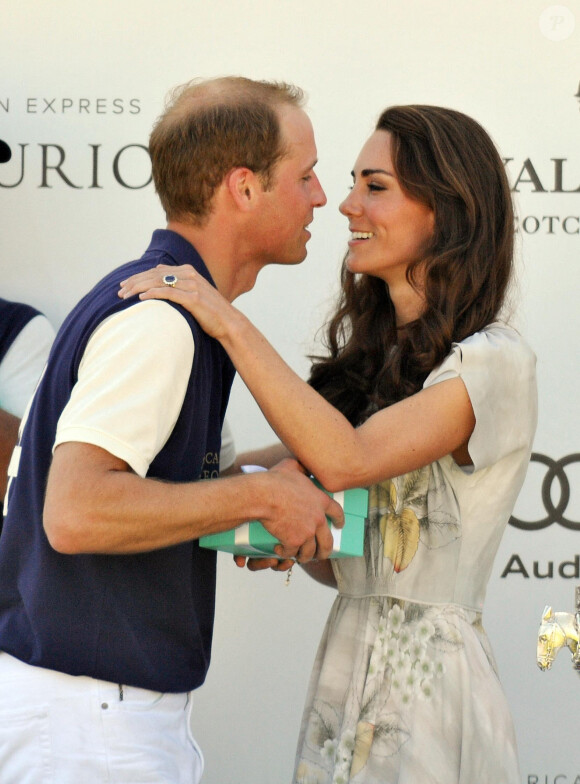 Le duc et la duchesse de Cambridge après le prince William ont participé à un match de polo de bienfaisance et ont marqué quatre buts au Santa Barbara Polo Club, Californie, États-Unis, samedi 9 juillet 2011. Le couple royal nouvellement marié effectue une visite de douze jours au Canada et aux États-Unis. Le crédit photo doit être lu comme suit : John Stillwell/PA Wire/ABACAPRESS.COM