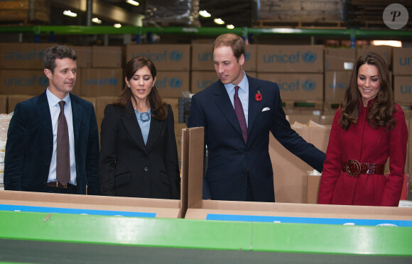 Le prince William, duc de Cambridge, et Catherine, duchesse de Cambridge, accompagnés du prince héritier Frederik et de la princesse héritière Mary du Danemark, visitent le centre de la Division des approvisionnements de l'UNICEF à Copenhague, au Danemark, pour voir la distribution de l'aide à l'Afrique de l'Est, le 2 novembre 2011. Photo par Anwar Hussein/PA Photos/ABACAPRESS.COM