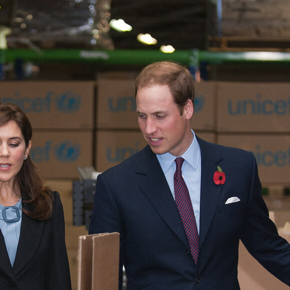 Le prince William, duc de Cambridge, et Catherine, duchesse de Cambridge, accompagnés du prince héritier Frederik et de la princesse héritière Mary du Danemark, visitent le centre de la Division des approvisionnements de l'UNICEF à Copenhague, au Danemark, pour voir la distribution de l'aide à l'Afrique de l'Est, le 2 novembre 2011. Photo par Anwar Hussein/PA Photos/ABACAPRESS.COM