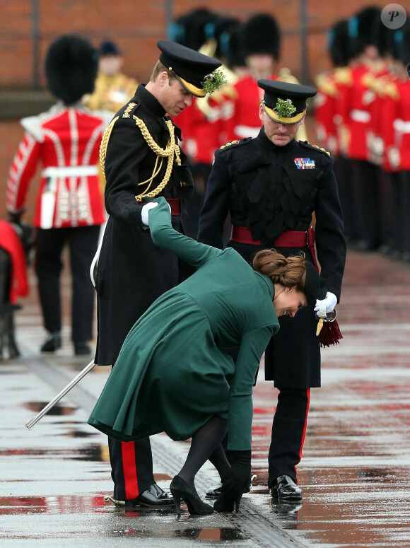 La duchesse de Cambridge se coince le talon dans une canalisation alors que le duc et la duchesse de Cambridge rendent visite au 1er bataillon des Irish Guards pour assister au défilé de la Saint-Patrick à Mons Barracks à Aldershot, au Royaume-Uni, le 17 mars 2013. Photo par Steve Parsons/PA Wire/ABACAPRESS.COM