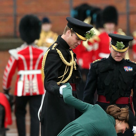 La duchesse de Cambridge se coince le talon dans une canalisation alors que le duc et la duchesse de Cambridge rendent visite au 1er bataillon des Irish Guards pour assister au défilé de la Saint-Patrick à Mons Barracks à Aldershot, au Royaume-Uni, le 17 mars 2013. Photo par Steve Parsons/PA Wire/ABACAPRESS.COM