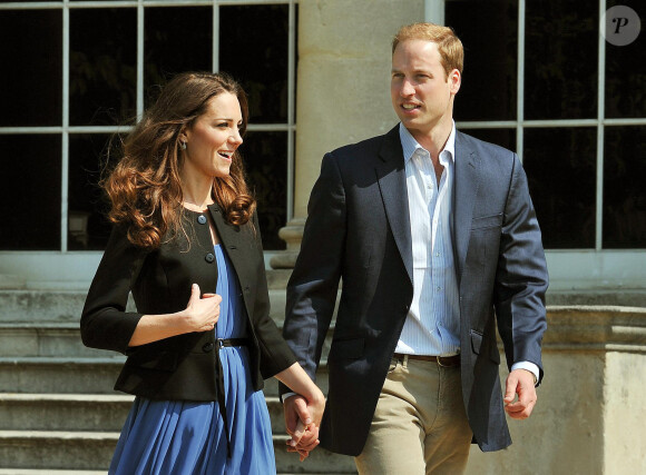 Le duc et la duchesse de Cambridge quittent main dans la main le palais de Buckingham à Londres le lendemain de leur mariage, le 30 avril 2011. Le prince William et Kate Middleton. Photo par John Stillwell/PA Photos/ABACAPRESS.COM