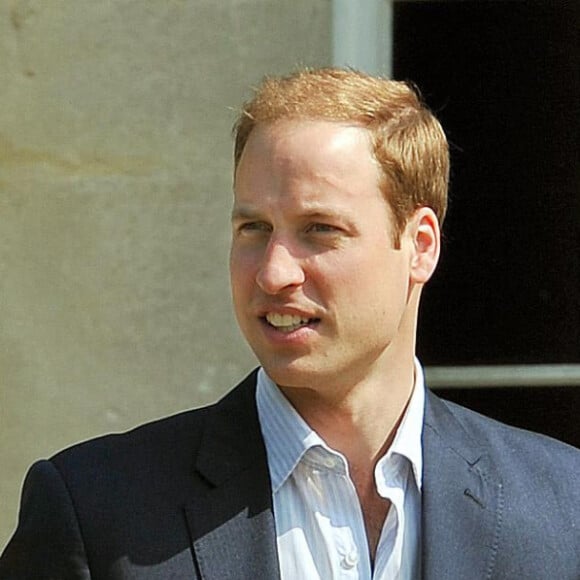 Le duc et la duchesse de Cambridge quittent main dans la main le palais de Buckingham à Londres le lendemain de leur mariage, le 30 avril 2011. Le prince William et Kate Middleton. Photo par John Stillwell/PA Photos/ABACAPRESS.COM